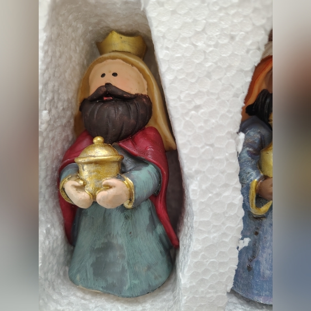Nativity Scene Figurines Set - Picture 7 of 9